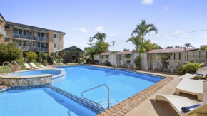 Sleeps 2, Pool, Steps To Beach and Cafes